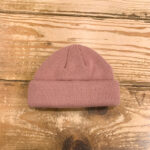 URBAN OUTFITTERS//SHORT ROLL KNIT BEANIE ROSE