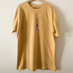 NEVER CERTIFIED//BLUNT DRESS TEE MUSTARD